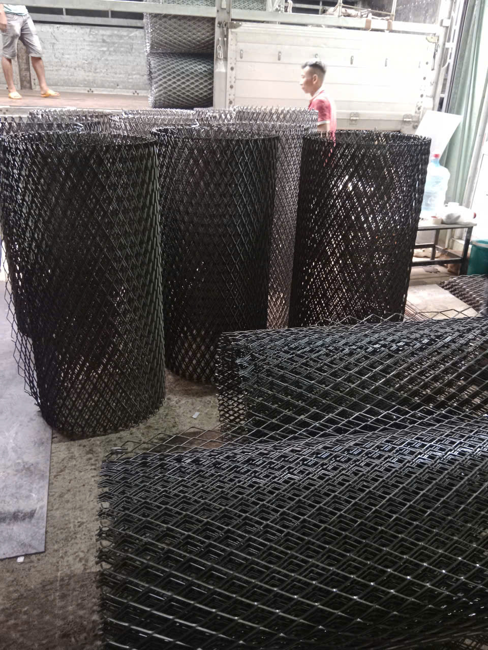 Lưới Kéo Giãn Dạng Tấm Và Dạng Cuộn Khác Nhau Như Thế Nào?