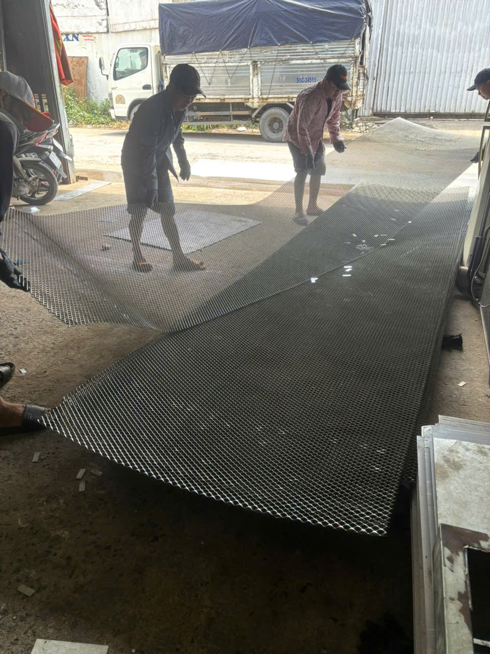 Lưới Kéo Giãn Inox 201 Là Gì?